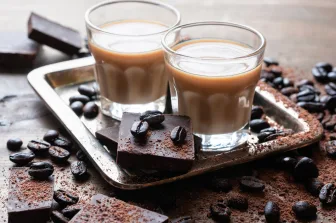 Alcol, caffè e cioccolato dovrebbero veramente essere considerati dei tabù?