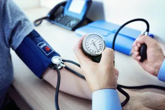 Ipertensione ortostatica: quando la pressione sale alzandosi in piedi